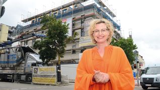 Andrea Thiele, Vorstandssprecherin der St.-Elisabeth-Stiftung, vor dem Böblinger Gebäudekomplex, in dem das Hospiz entsteht.