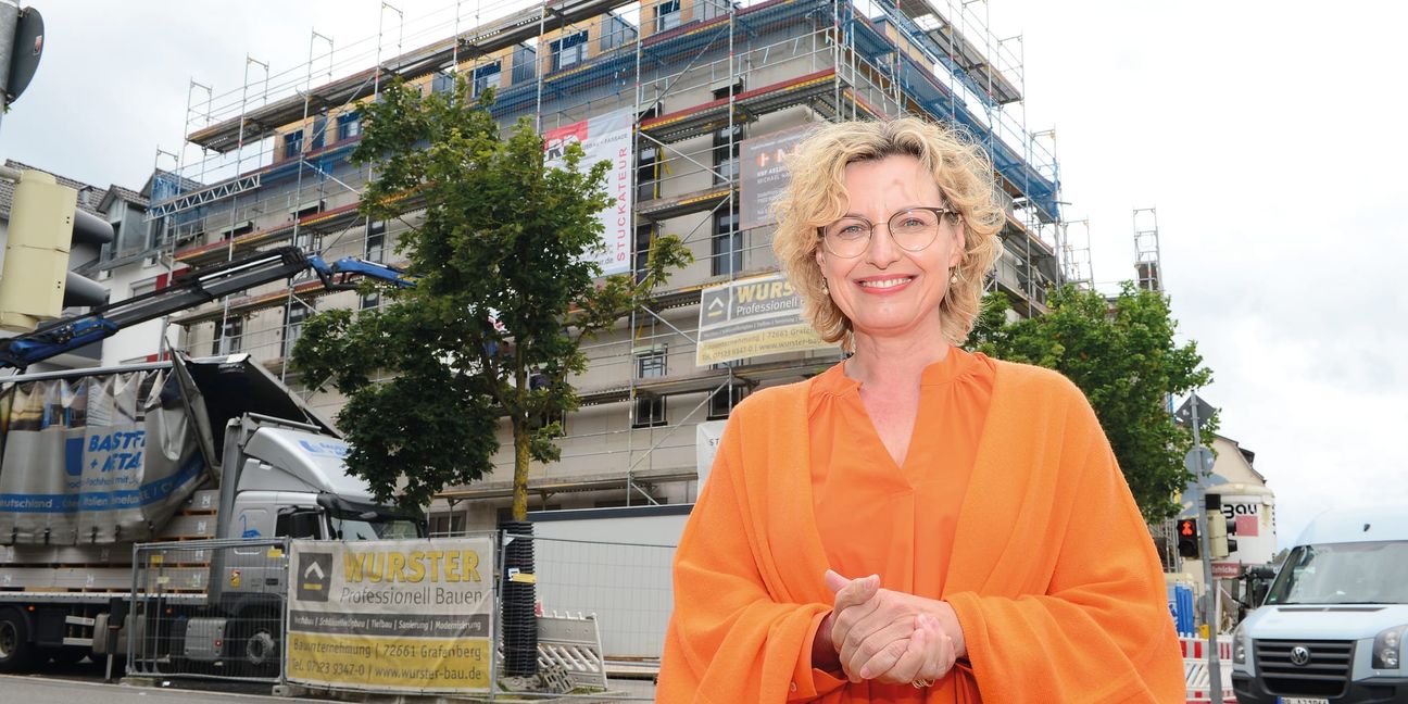 Andrea Thiele, Vorstandssprecherin der St.-Elisabeth-Stiftung, vor dem Böblinger Gebäudekomplex, in dem das Hospiz entsteht.
