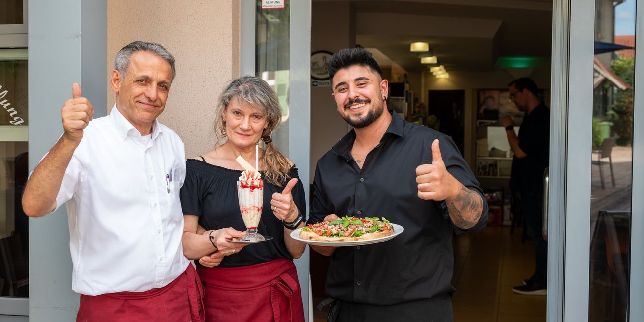 Luciano und Aurelia Molinaro sorgen mit Pizzabäcker Mike Al Kaid für italienisches Feeling auf dem Ehninger Marktplatz.     Bild: Nüßle