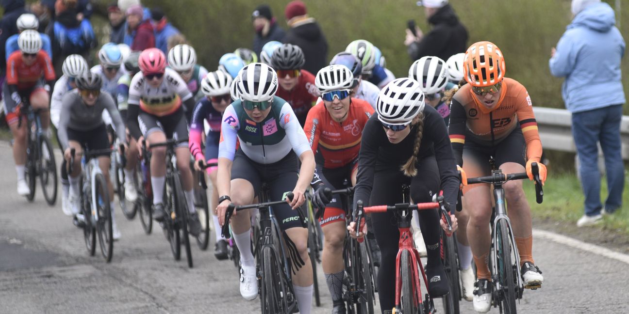 Die Frauen am steilen Wolfenberg, vorne links die spätere Zweite Katharina Fox, rechts hinter ihr im roten Trikot die Siegerin Corinna Lechner und ganz rechts die Schönaicher Lokalmatadorin Lisa Brandau. Bild: Reichert