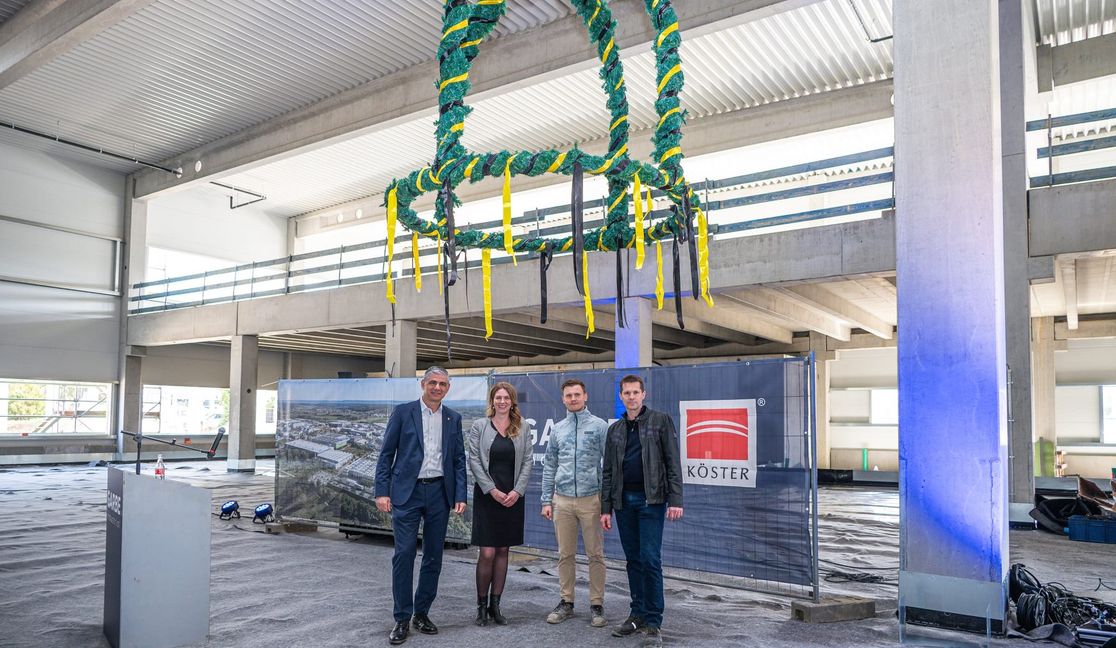 Ioannis Delakos, Kathrin Fuhrmann (Garbe Industrial), Artur Springer und Volker Gradl (Köster GmbH) beim Richtfest.