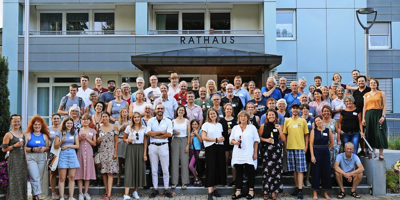 Die Mitglieder des Klima-Bürgerrats vor dem Rathaus in Stegen