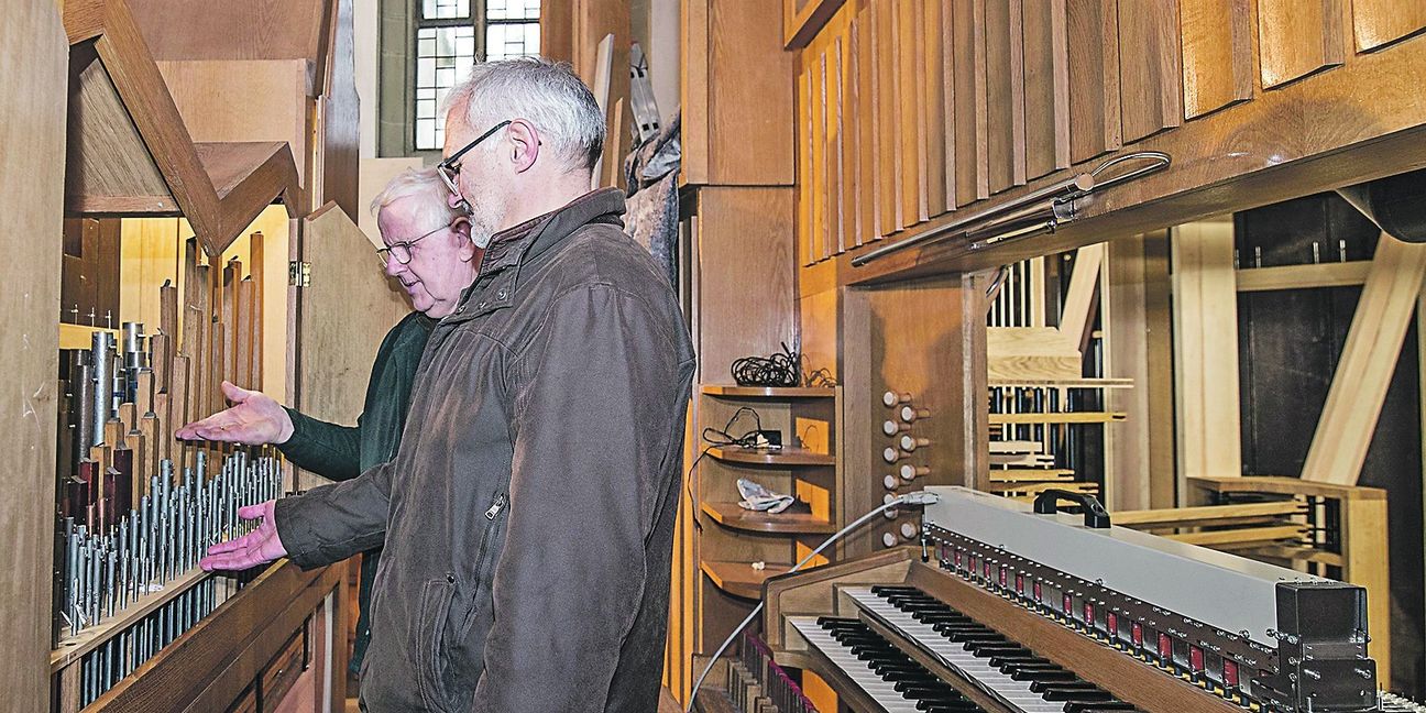 Pfarrer Dieter Heugel (rechts) und Orgelbaumeister Gerhard Lenter werfen einen Blick auf die Pfeifen der Magstadter Orgel. Bild: Richter