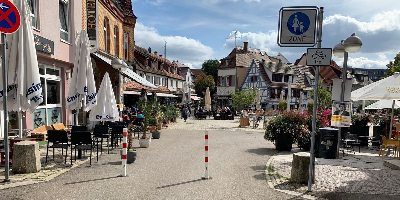 Die Poller in der Grabenstraße werden um einige Meter weiter in die Straße versetzt und das Halteverbot wird teilweise aufgehoben: Dadurch wird ein ein Teil der Parkplätze rund um den Wettbachplatz wieder hergestellt. Bild: Haar