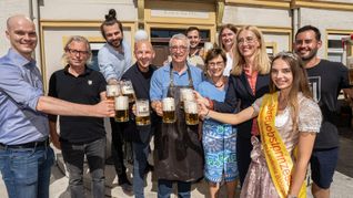 Freibier nach dem Fassanstich (von links): Grünen-Landtagsabgeordneter Peter Seimer, Schönbuch-Geschäftsführer Werner Dinkelacker, Grünen-Bundestagsabgeordneter Tobias Bacherle, CDU-Bundestagsabgeordneter Marc Biadacz, Bürgermeister Ekkehard Fauth, Bürgermeister-Kandidat Marc Weidel, Staatssekretärin und CD-Landtagsabgeordnete Sabine Kurtz, Landwirtschaftsleiterin Yvonne Bäuerle, Bürgermeisterkandidatin Helena Österle, Streuobstprinzessin Lisa Noppel aus Kayh, 20 Jahre und Bankkaufrau, und Braumeister Gustavo Tresselt.