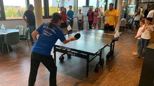 Duell an der Tischtennis-Platte zwischen Qianhong Gotsch und Jello Krahmer.