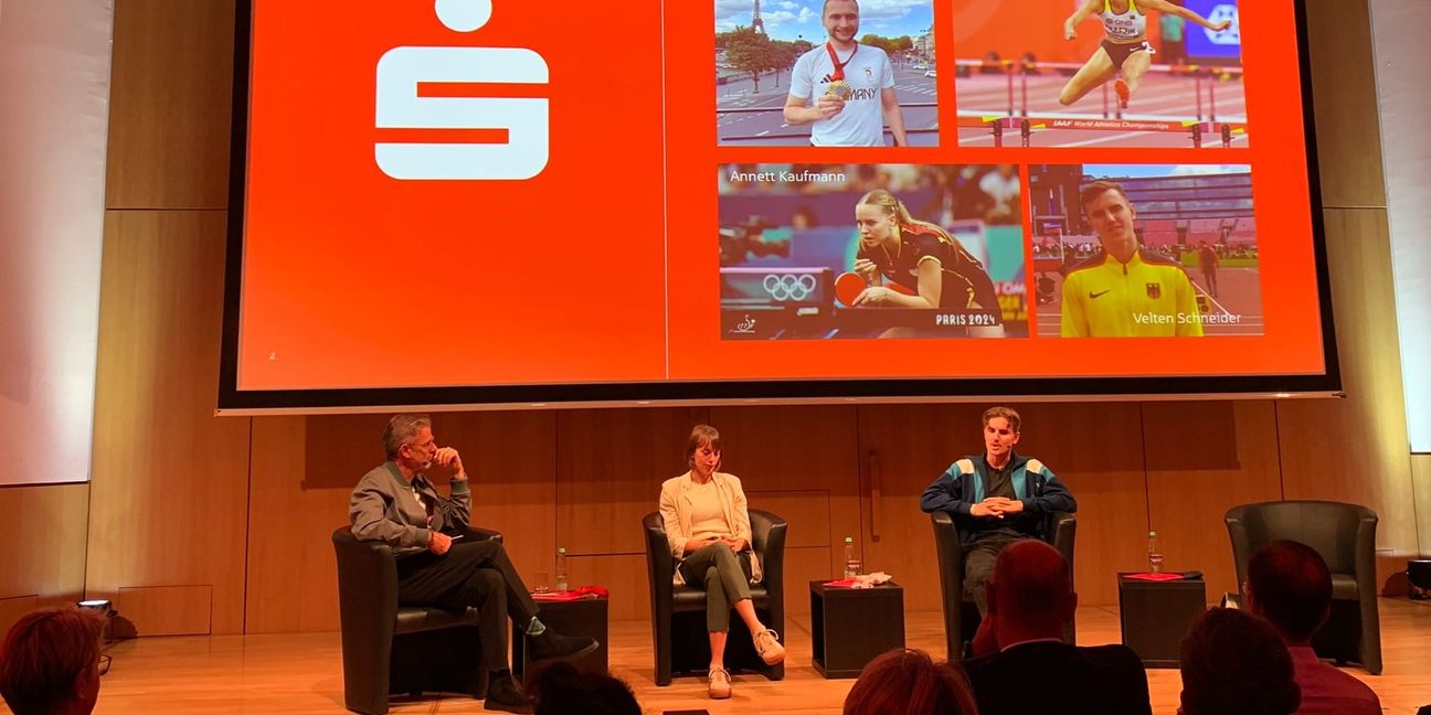 Moderator Michael Antwerpes im Gespräch mitCarolina Krafzik und Velten Schneider, den Olympia-Teilhnehmern der  Leichtathletik-Abteilung des VfL Sindelfingen. Bild: Holzapfel