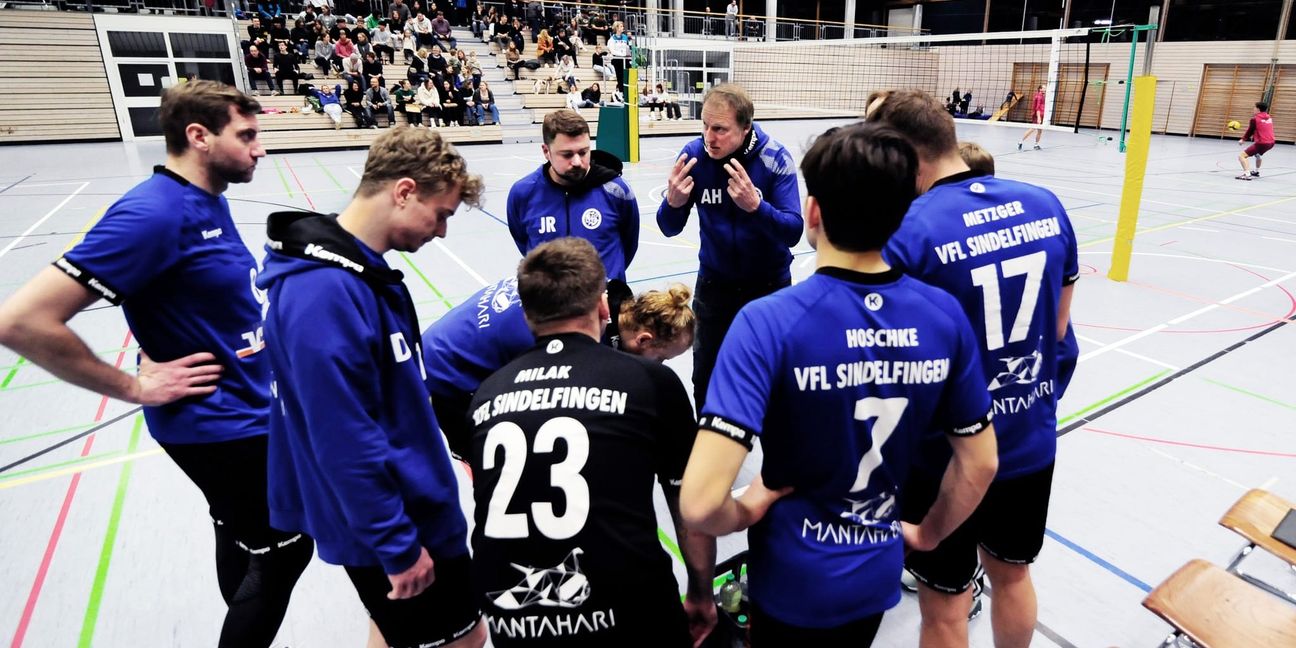 Trainer Alexander Haas im Gespräch mit seinen Spielern in der vergangenen Saison.