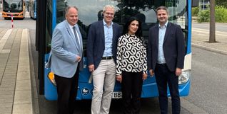 Pflieger-Geschäftsführer Dirk Neurath, VVS-Geschäftsführer Jan Neidhardt und Gernot Kämmerer vom Landkreis Böblingen würdigen die Leistungen der Preisträgerin Anwer Ahmed.