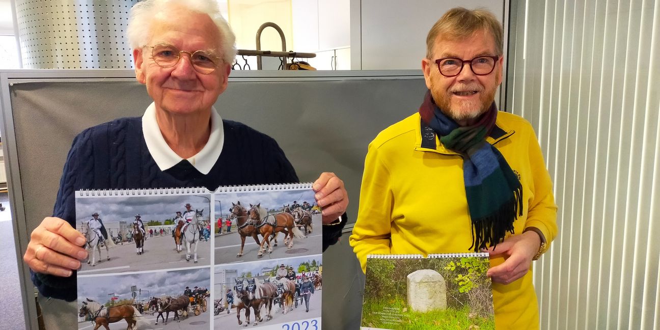 Karl-Peter Heimann (links) und Reinhard Jensen mit den Maichinger Kalendern für das Jahr 2023. Bild: Schweiker