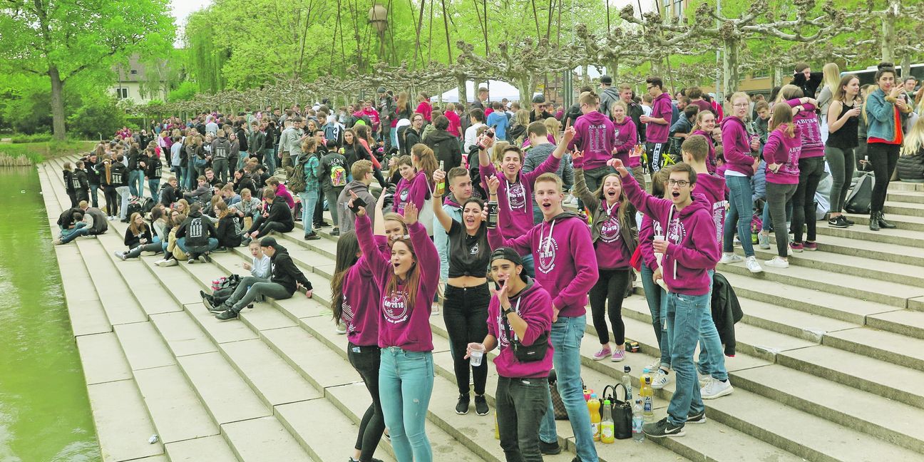 Auch mit alkoholfreien Getränken feierten die Abiturienten auf der Böblinger Seetreppe. Bild: Groß