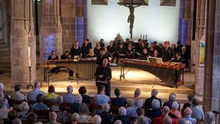 Singakademie Stuttgart mit Marimba und Bariton Johannes Held sowie Birigt Quellmelz.