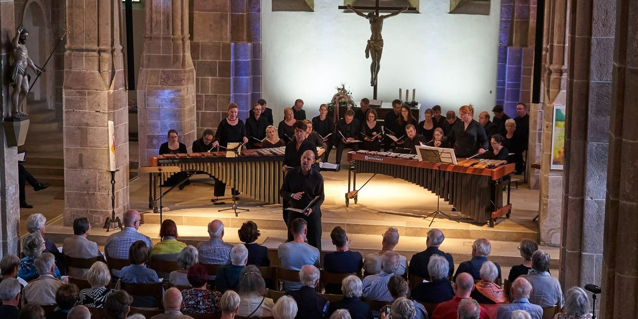 Singakademie Stuttgart mit Marimba und Bariton Johannes Held sowie Birigt Quellmelz.