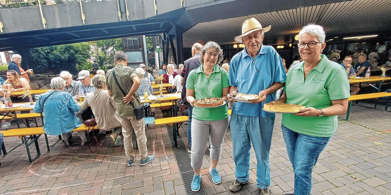 Bärbel Schneider (links) vom Landfrauenverein, Walter Arnold (Reit- und Fahrverein) und Christa Babel (Landfrauenverein) sind mit weiteren Vereinsmitgliedern bei der Sichelhenke im Einsatz.