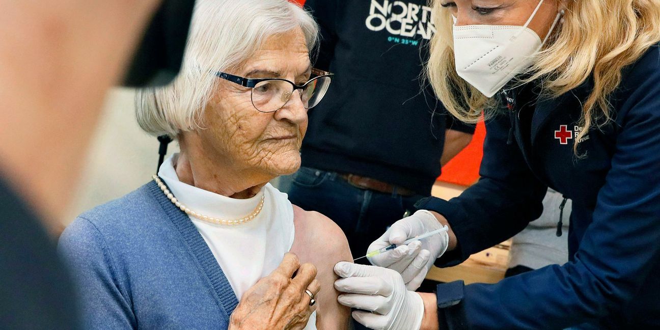 Die 92-jährige Wilhelmine Betz hält still, als die Tübinger Notärztin Lisa Federle die Spritze ansetzt.