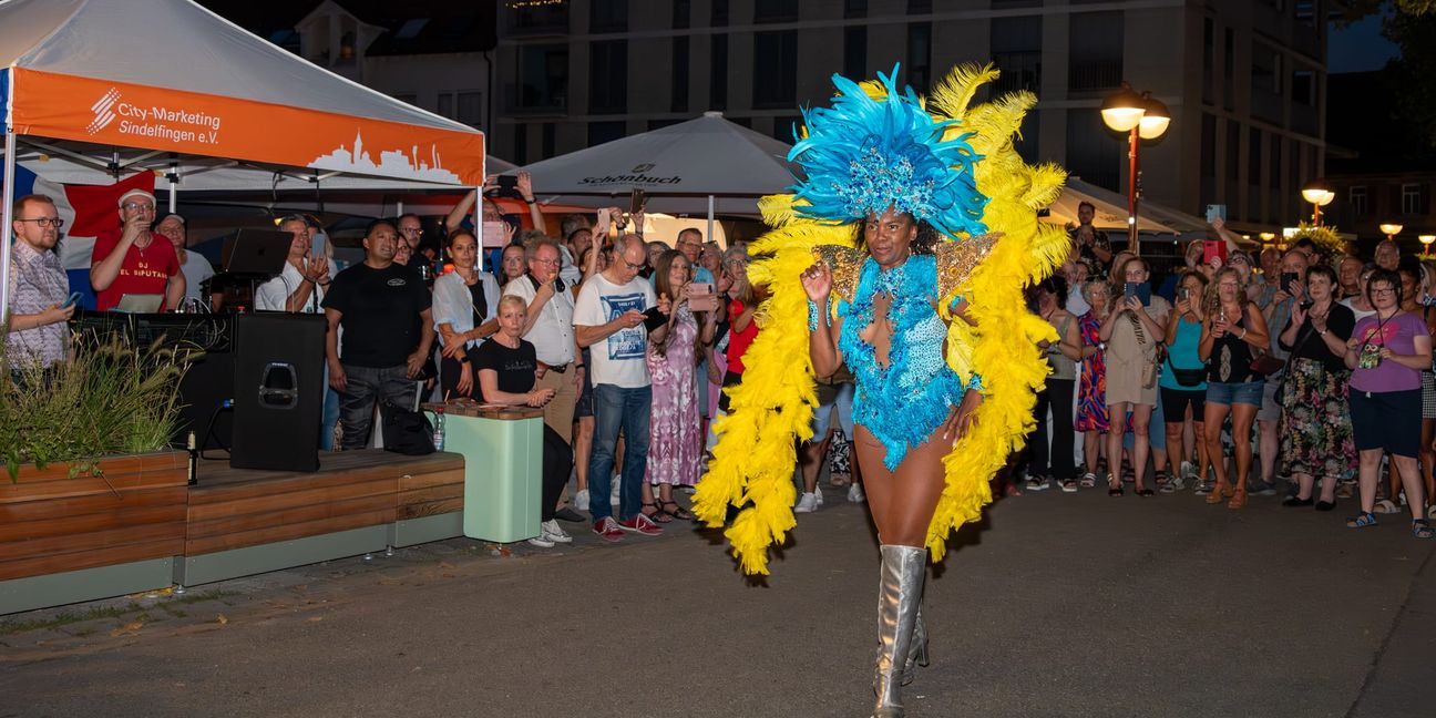 Sindelfingen tanzt beim Salsa-Abend in der Kleinen Mercedesstaße.