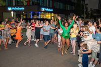 Sindelfingen tanzt beim Salsa-Abend in der Kleinen Mercedesstaße.