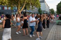 Sindelfingen tanzt beim Salsa-Abend in der Kleinen Mercedesstaße.