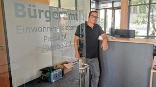 Stadtbaumeister Robert Nitsche freut sich über die Modernisierung und Vergrößerung des Bürgeramts.