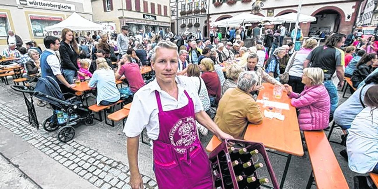 Der Organisator des Weinbrunnenfestes Olaf Schairer hatte alle Hände voll zu tun beim Fest in Weil der Stadt.  Bild: Richter