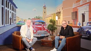 Professor Dr. Alexander Rossmann (rechts) stellt im Stadtgespräch Böblingen mit Hans-Jörg Zürn (Sindelfinger Zeitung/Böblinger Zeitung) das Herman-Hollerith-Zentrum Böblingen vor.