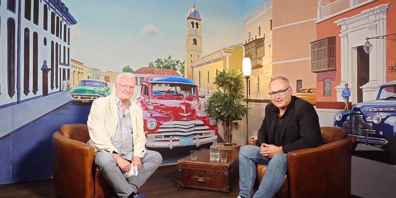 Professor Dr. Alexander Rossmann (rechts) stellt im Stadtgespräch Böblingen mit Hans-Jörg Zürn (Sindelfinger Zeitung/Böblinger Zeitung) das Herman-Hollerith-Zentrum Böblingen vor.