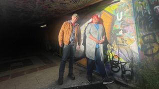 Michael Lamparter und Catherine Zimny vor der "Hall of Fame". Die Unterführung in der Pfarrwiesenallee darf legal zum Sprayen benutzt werden.