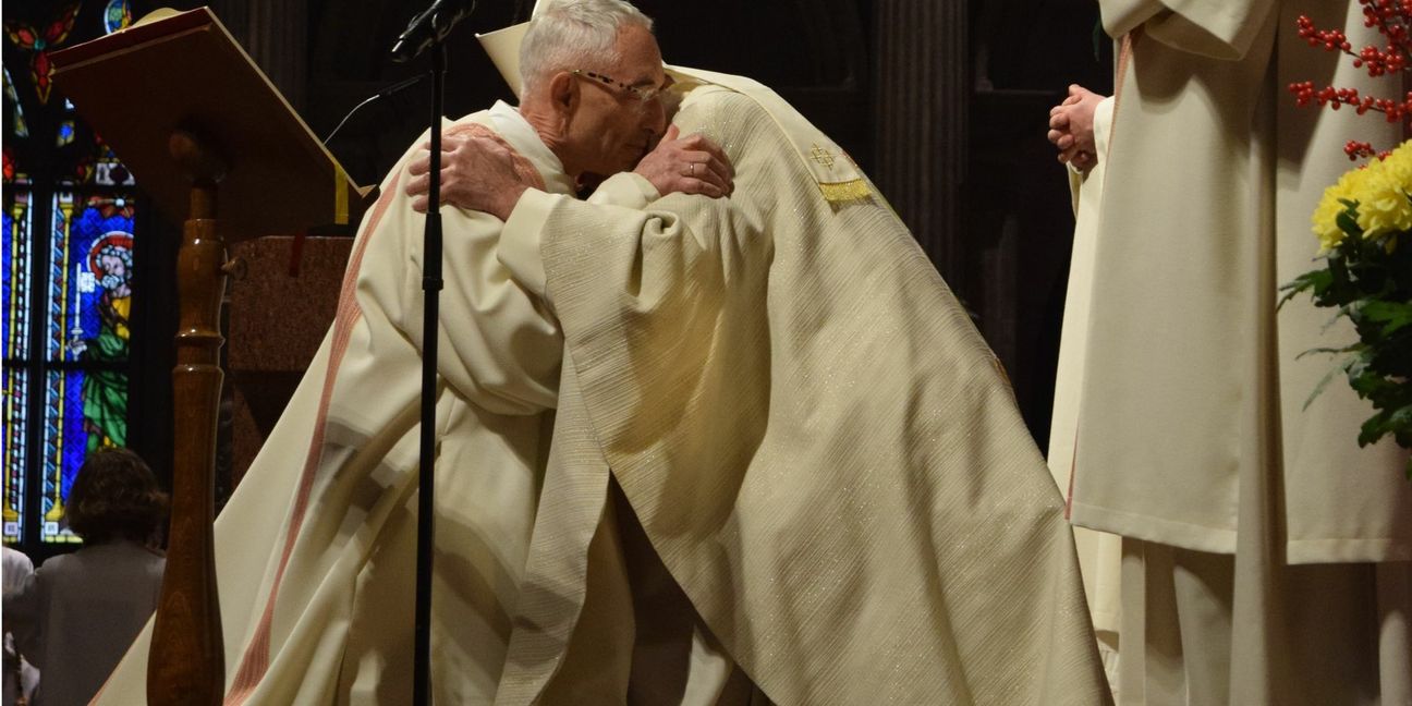 Rupert Kubon (links) bei der Weihe im Freiburger Münster