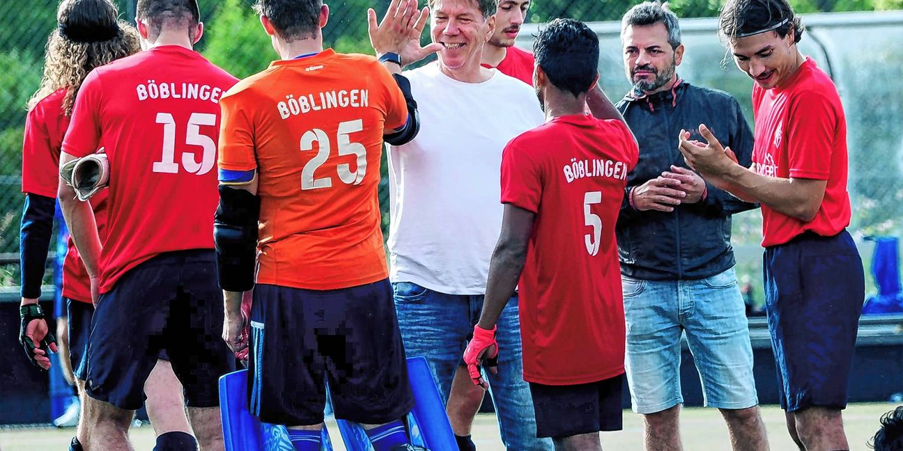 Böblingens Trainer Thomas Dauner freutsich mit seinen Spielern über das 5:1 gegen Angstgegner Wacker München. Bild: photostampe