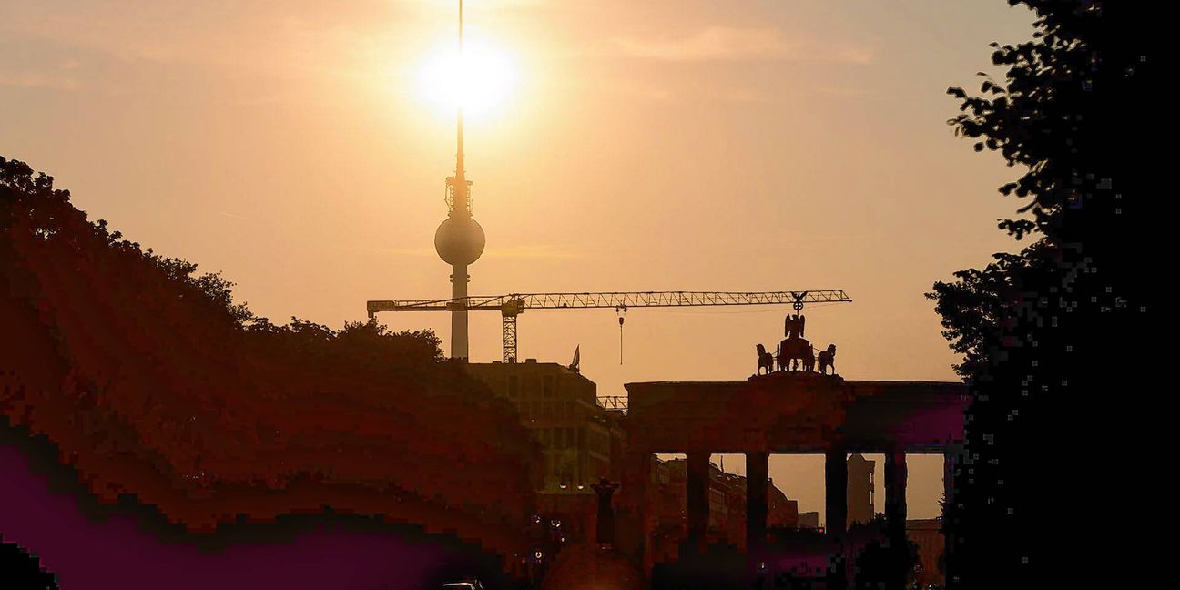 Das Brandenburger Tor und der Fernsehturm sind im Gegenlicht der aufgehenden Sonne zu sehen. Am Montag zeigt sich laut Vorhersage meist die Sonne, höchstens wird es locker bewölkt.