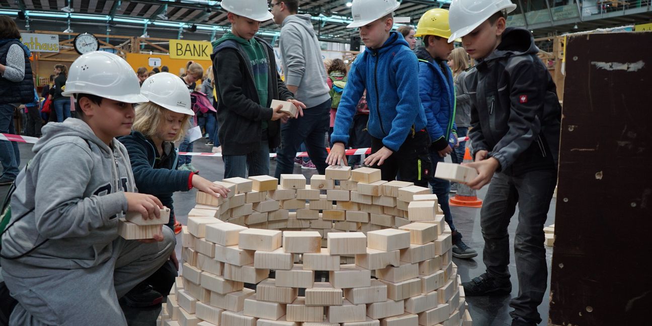 Die Jungs vom Holzbau stapeln kurz nach Simsalon-Start schon einen Pyramidenturm aus Holzklötzen. 	Bilder: Heiden