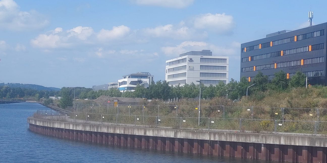 Der vordere, niedrigere Zaun zieht sich rund 900 Meter entlang des Langen Sees auf dem Flugfeld. Promenaden-Atmosphäre herrscht dort jedenfalls nicht.