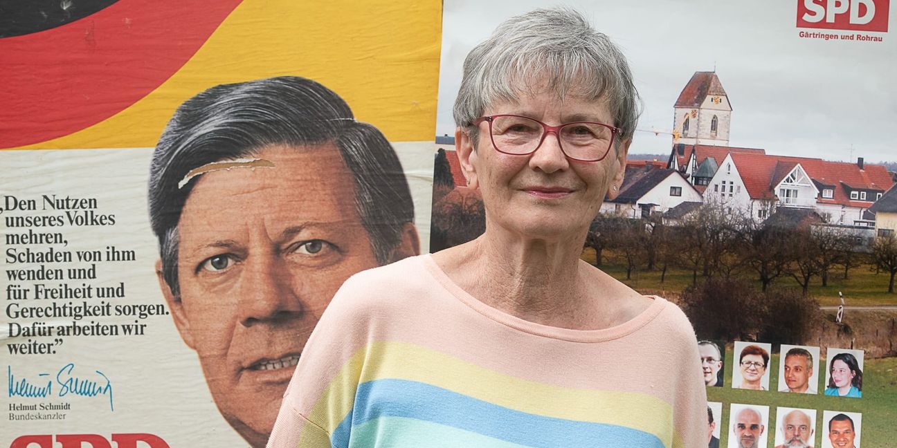 Gerlinde Hörz besitzt in ihrem Fundus nicht nur ein Wahlplakat von der Kommunalwahl 2014, sondern auch ein Plakat aus der Zeit, als Helmut Schmidt noch als Bundeskanzler amtierte.