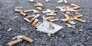 Weggeworfene Kippen belasten die Umwelt.