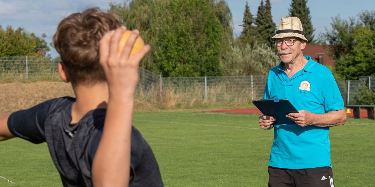 Bernd Bäuerle hat donnerstags im sein Klemmbrett dabei und ein waches Auge bei den Prüfungen zum Deutschen Sportabzeichen. Für ihn ist dieser ehrenamtliche Einsatz Ehrensache. Bild: Vescey