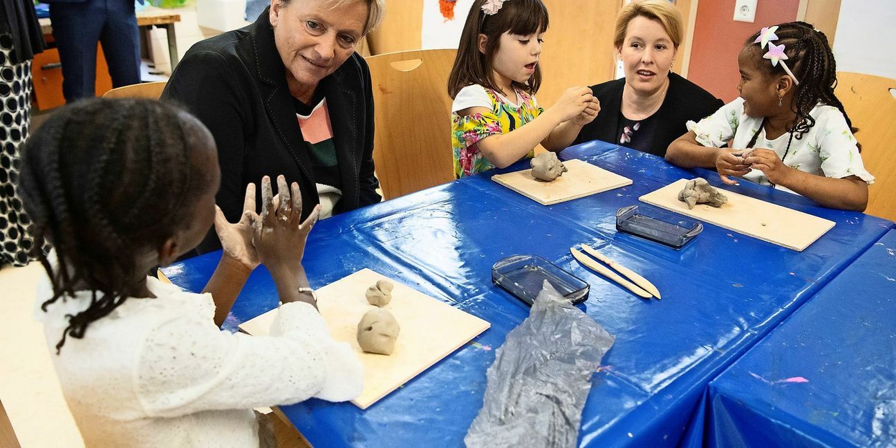 Kultusministerin Susanne Eisenmann (CDU) und Bundesfamilienministerin Franziska Giffey (SPD) bei einem gemeinsamen Besuch einer Kindertagesstätte in Stuttgart.