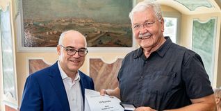Bürgermeister Martin Thüringer überreicht Herbert van Dyk die Bürgermedaille in Bronze