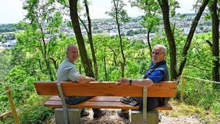 Förster Jochen Müller (links) und Hartmut Fleischmann auf einer der Bänke an der Steige.