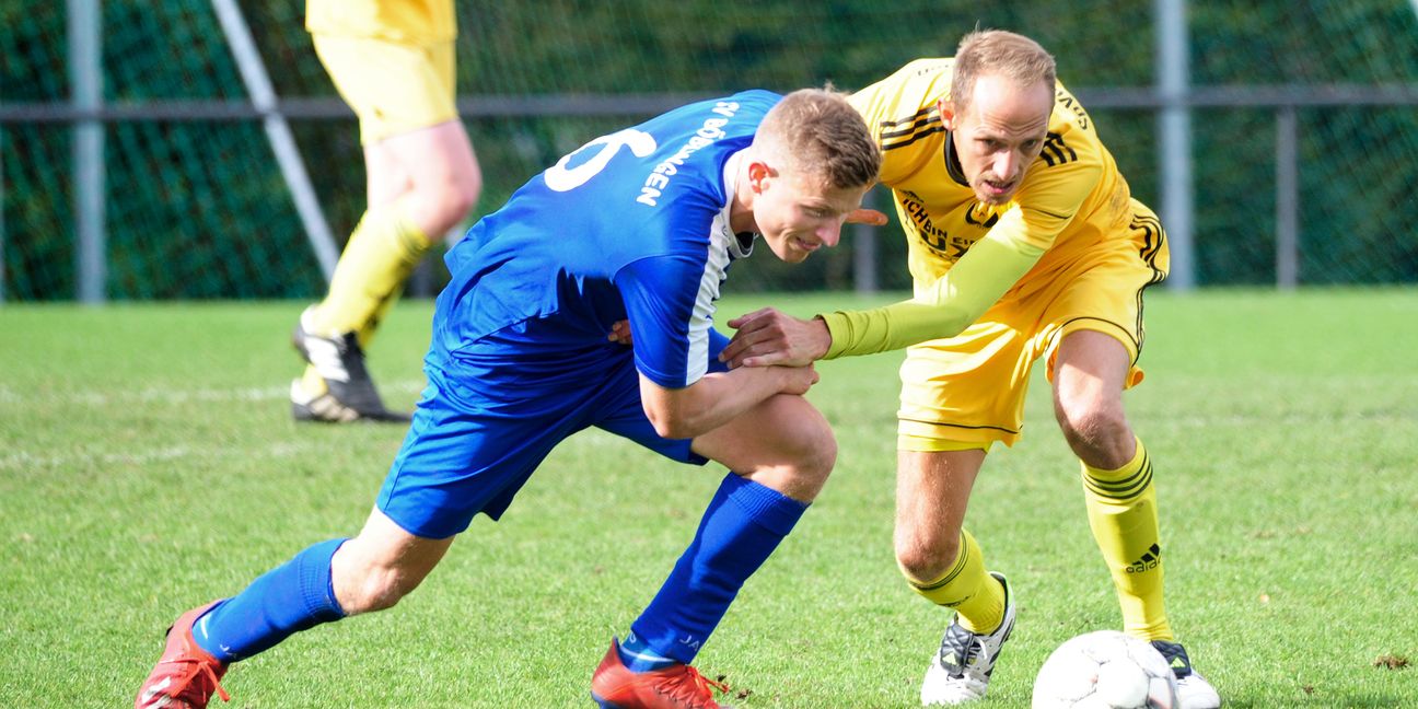 Ein Kampf auf Biegen und brechen war das Duell der SV Böblingen II mit  Philipp Graf (links) und der Spvgg Aidlingen mit Patrick Kalmbach.                      Bild: Photostampe