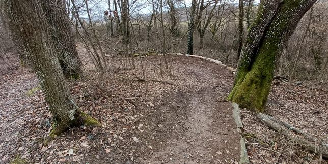 ie Kurven werden mit Erde und Natursteinen gestaltet.