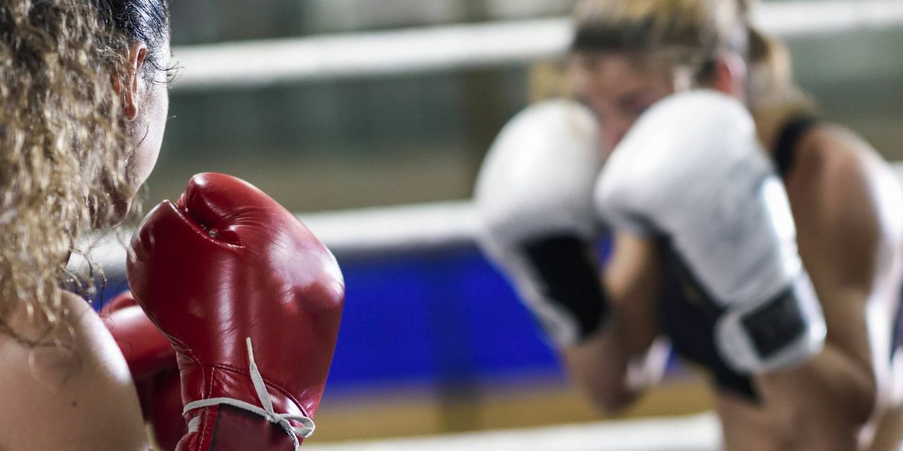 Unser Symbolbild zeigt zwei Boxerinnen: Vorwürfe der sexualisierten Gewalt gegen Athletinnen gibt es derzeit im olympischen Boxen in Baden-Württemberg.