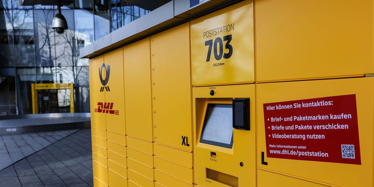 Ein Automat namens Poststation steht vor der Zentrale von DHL in Bonn.