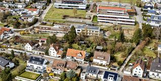 Das Bauvorhaben liegt unterhalb von Schule, Halle und Kindergarten direkt neben dem Treppenaufgang an der Sonnenbergstraße.