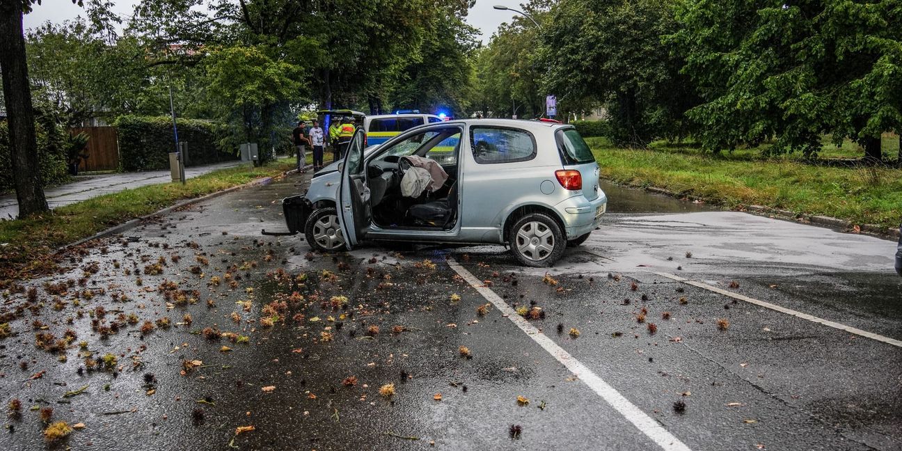 Die Unfallursache steht noch nicht fest. Die Leonberger Straße war während der Unfallaufnahme gesperrt. Bild: SDMG/Dettenmeyer