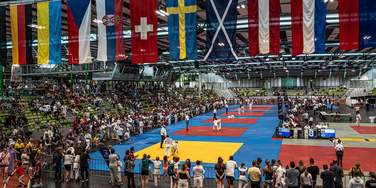 So gut besucht war das Internationale Judoturnier im Glaspalast noch nie: Etwa 1700 auswärtige Kämpferinnen und Kämpfer sowie noch etwa 100 Starter von der VfL-Judoabteilung sorgten für Leben auf den insgesamt neun ausgelegten Wettkampfmatten.      Bild: Vilz