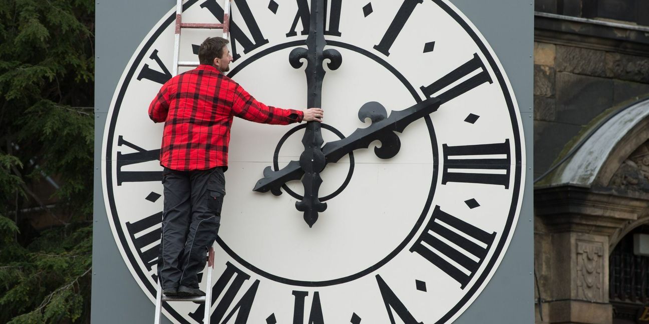 Zweimal im Jahr muss an der Uhr gedreht werden – an der Zeitumstellung scheiden sich die Geister.
Foto: Sebastian Kahnert / dpa