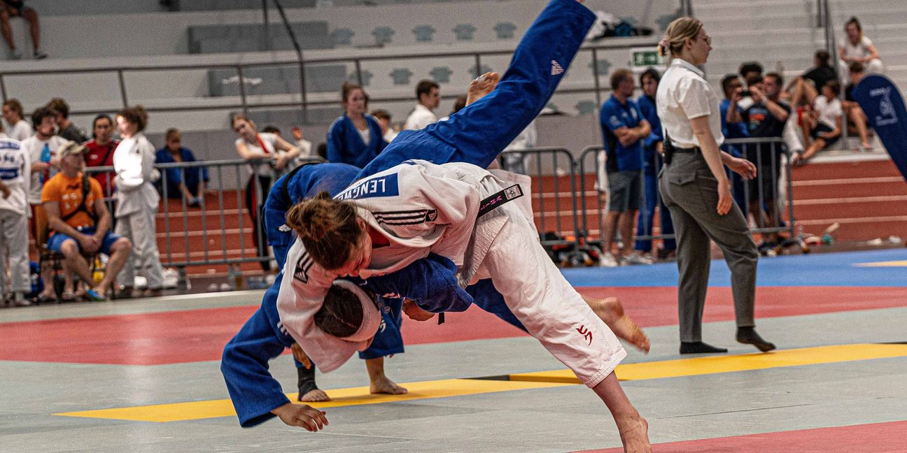 Souverän setzt sich die Sindelfinger Kämpferin Alina Lengweiler (vorne) im Viertelfinale mit einem Innenschenkelwurf gegen Niederländerin Annemarijne Ploeger durch. Bild: Vilz