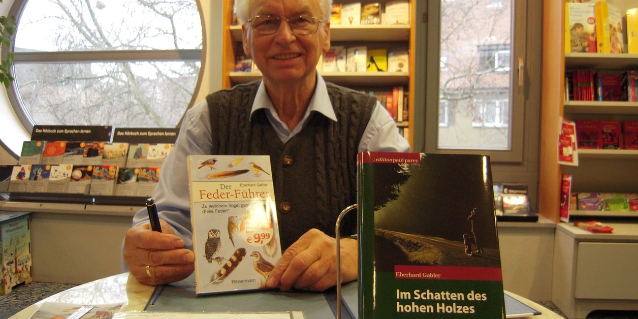 Auf diesem Archivbild stellt Eberhard Gabler zwei seiner Bücher in der Sindelfinger Buchhandlung Röhm vor.   Bild: Bausch