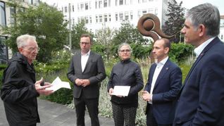 Prof. Karl-Heinz Rau, Lukas Rosengrün, Dorothea Bauer, Dr. Stefan Belz, Ioannis Delakos bei der Übergabe der Petition.