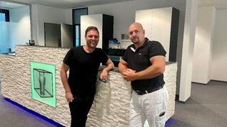 Florian Wahl (links) zu Besuch bei Zahnarzt Dr. Andreas Ljubic in Böblingen. 	Bild: z